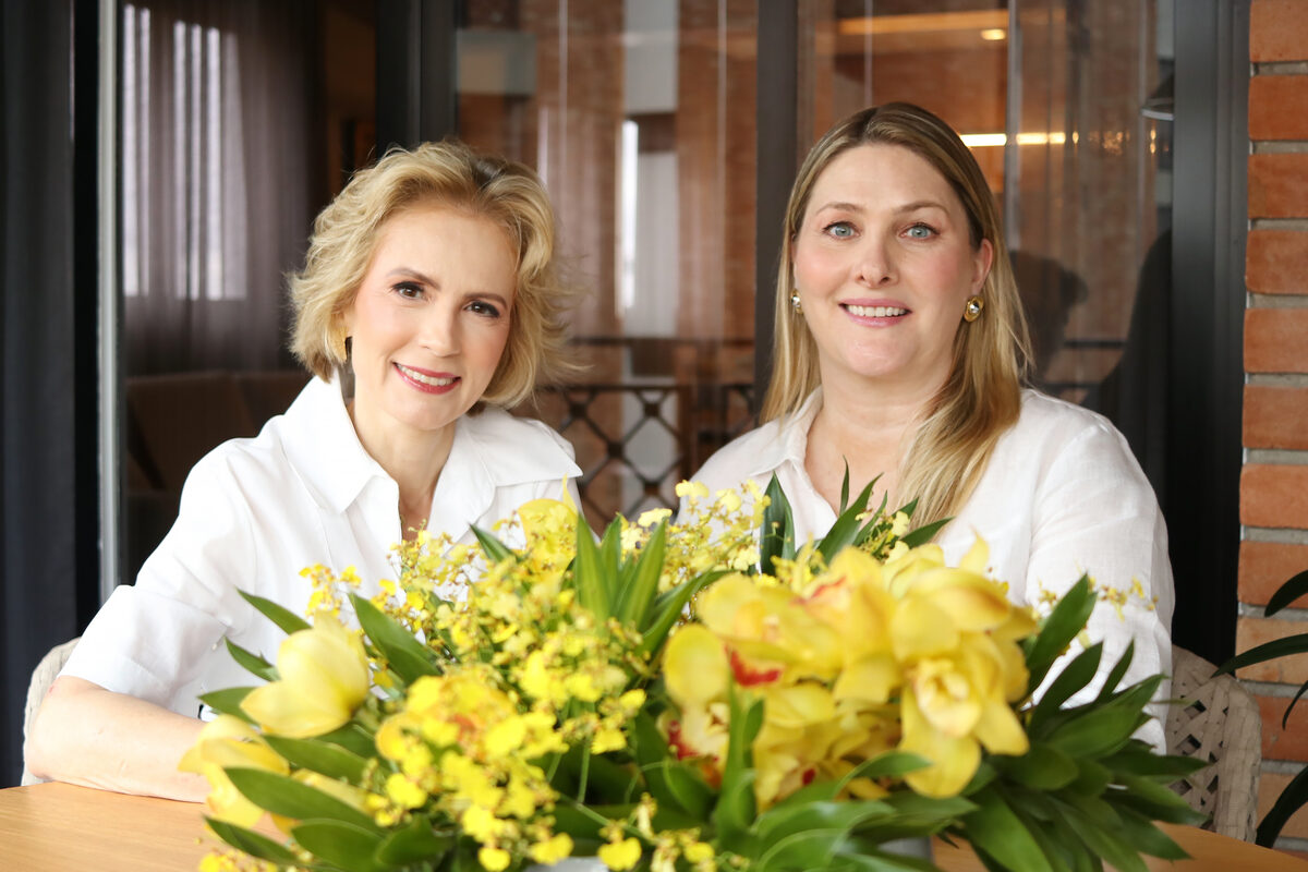 Andrea e Alexandra montando arranjos florais