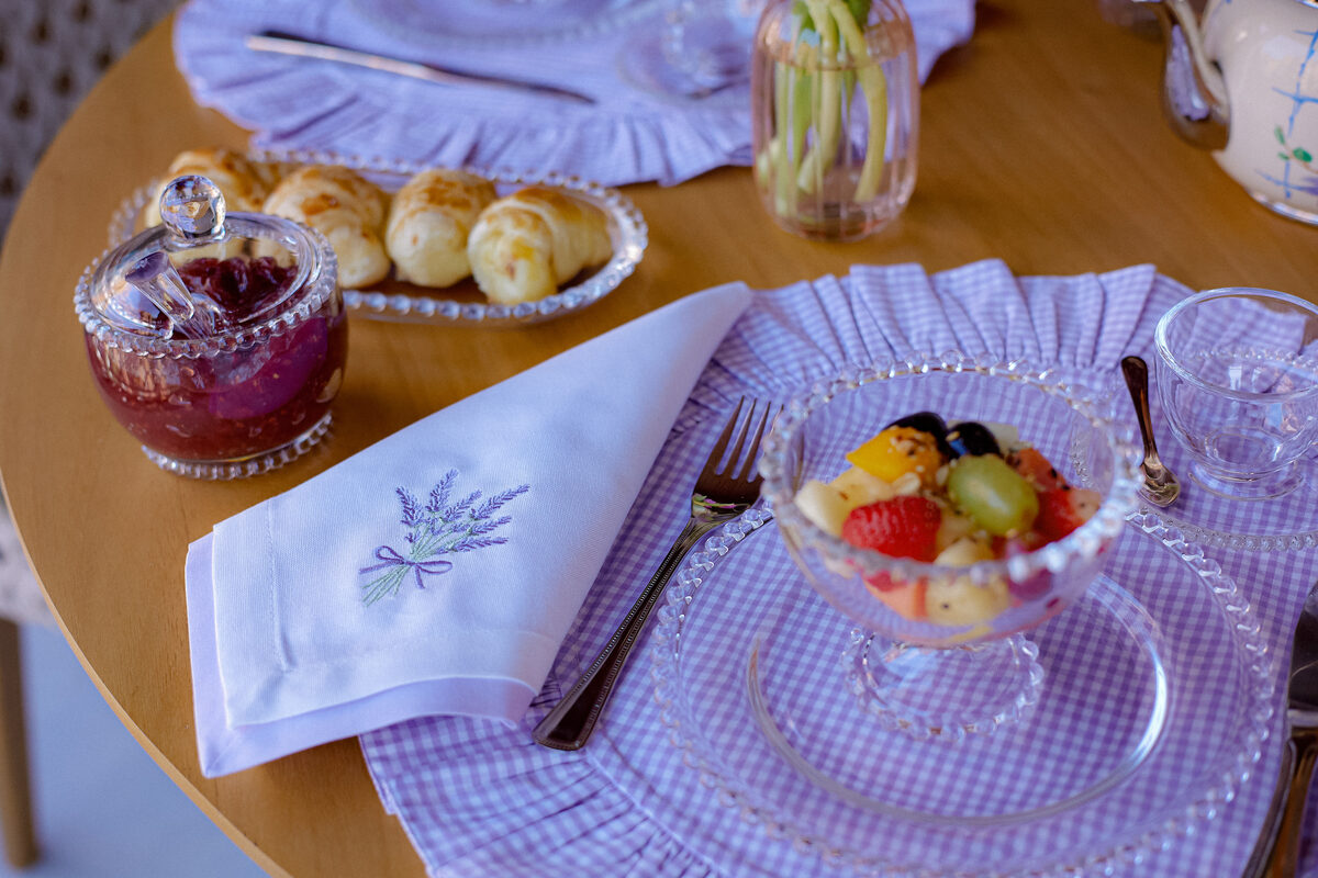 Mesa posta de café da manhã com bordados de lavanda